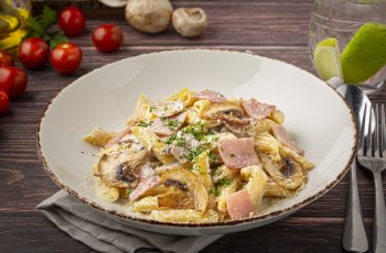 Пенне с грибами и ветчиной